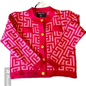 🩷 Beautiful/soft/elegant🩷 magenta sweater with gold buttons